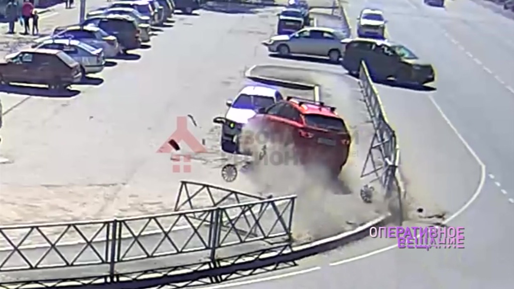 ВИДЕО: Водитель снес забор на парковке и повредил автомобили, чтобы не сбить школьника