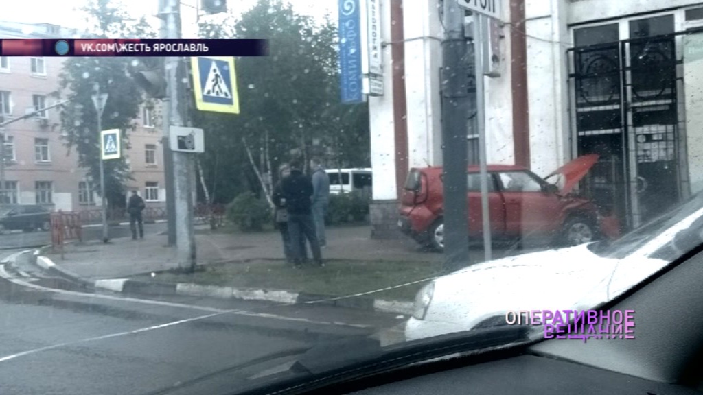 От удара вылетел на тротуар: в центре Ярославля дорогу не поделили две легковушки