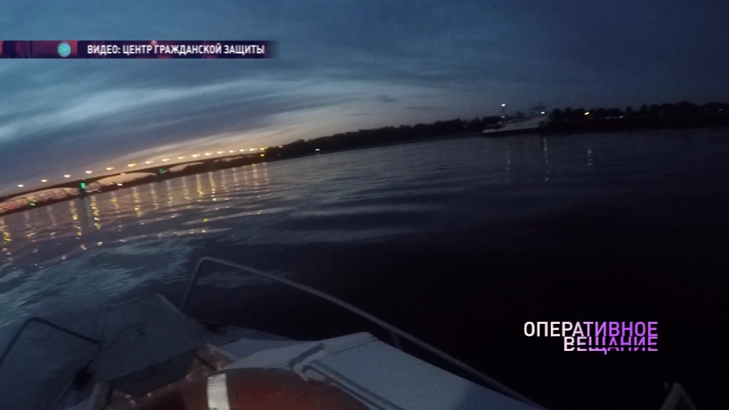 ВИДЕО: Спасатели ищут тело мужчины, прыгнувшего с Октябрьского моста