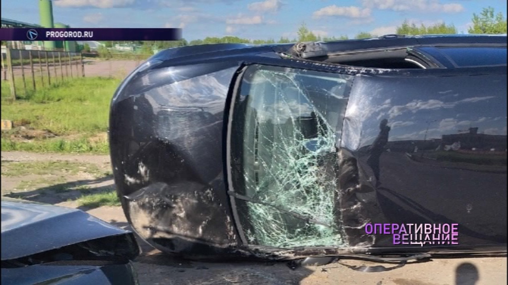 В Ярославле столкнулись два автомобиля: от удара перевернулась иномарка