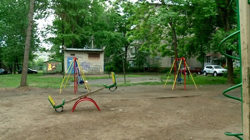 Как быть, если детская площадка в вашем дворе морально устарела?
