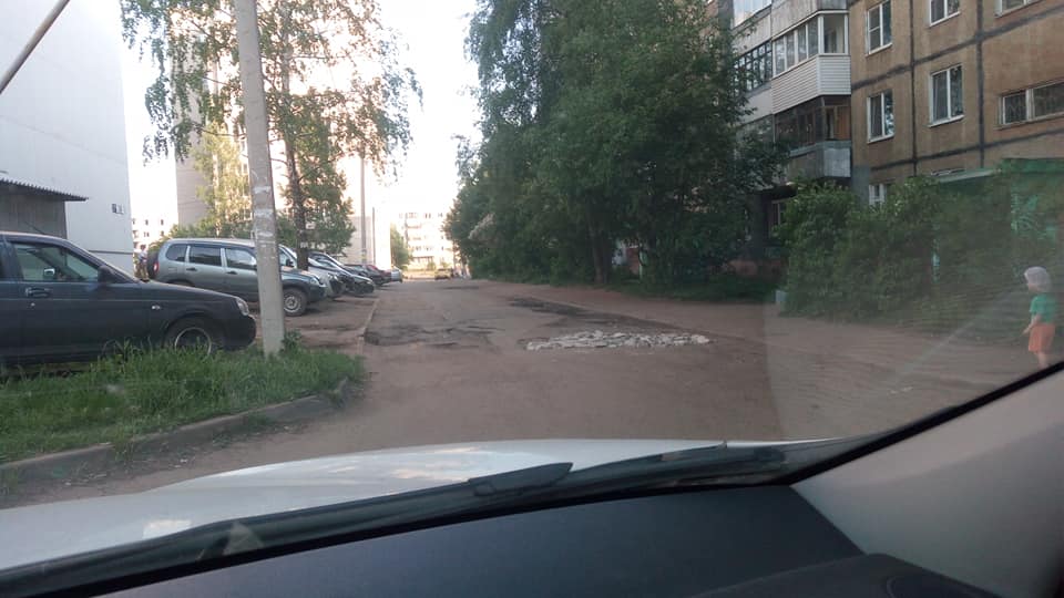 Ярославец сам заделал большую яму на улице Громова