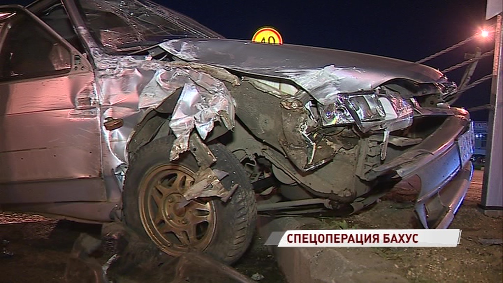 Легковушка всмятку: пьяный водитель устроил ДТП на выезде из Ярославля
