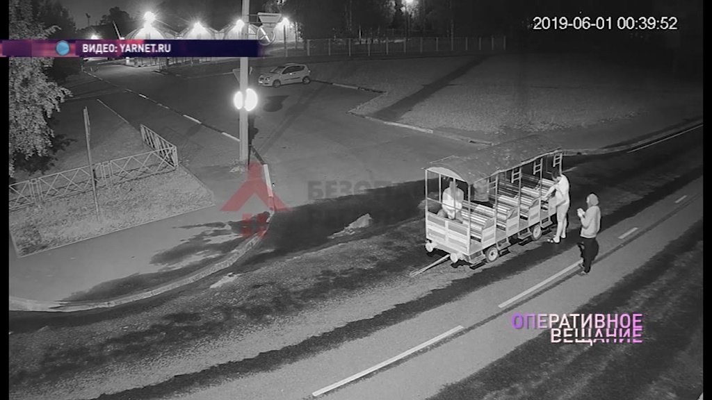 ВИДЕО: Ярославцы угнали детский вагончик из парка и поехали на нем кататься