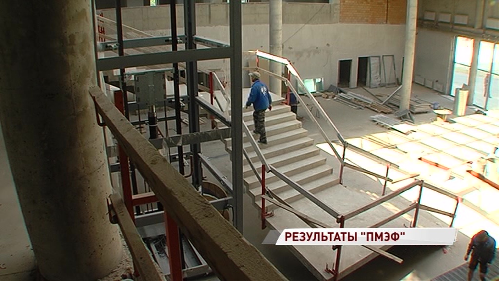 Возле «Арены-2000» строится гостиничный комплекс: заглядываем за строительный забор