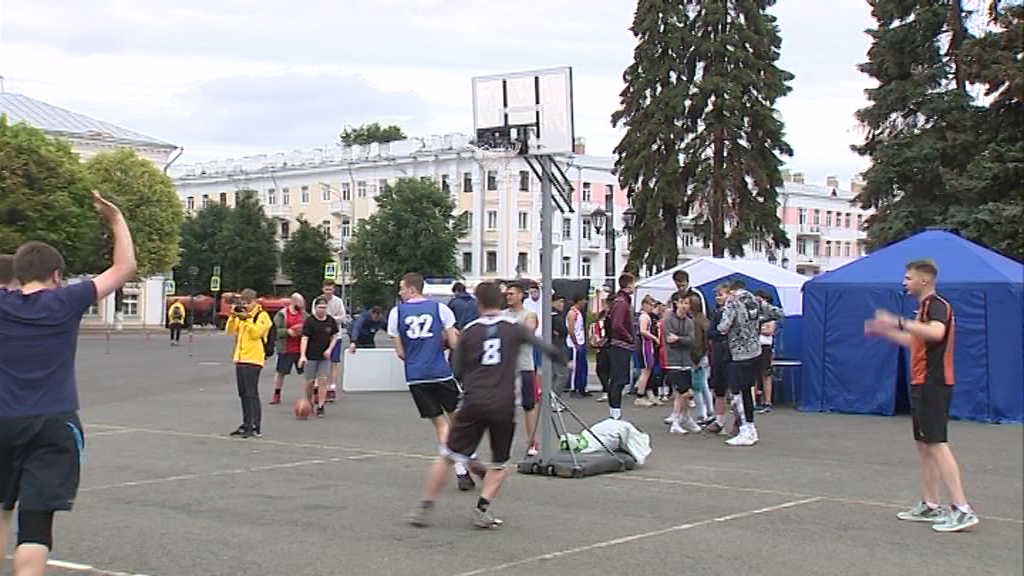 На Советской площади прошел региональный турнир по стритболу