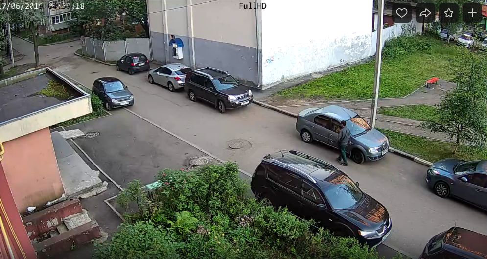 ВИДЕО: Вандал исцарапал ножом несколько припаркованных авто