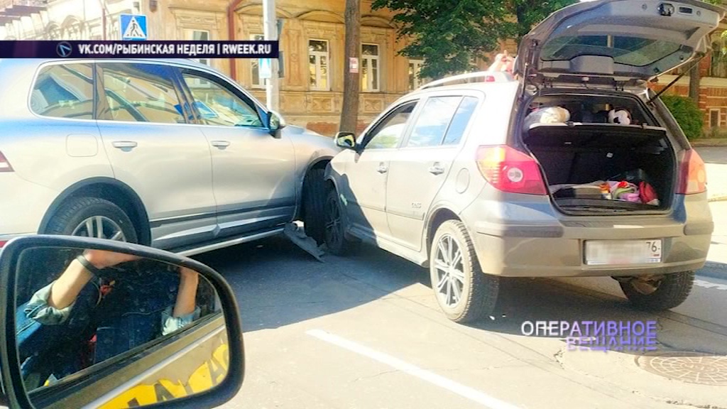В Рыбинске автомобили перегородили проезд после столкновения