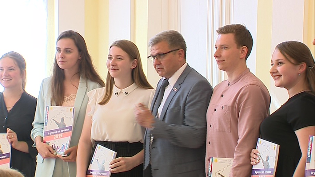 В мэрии наградили лучших студентов и школьников Ярославля