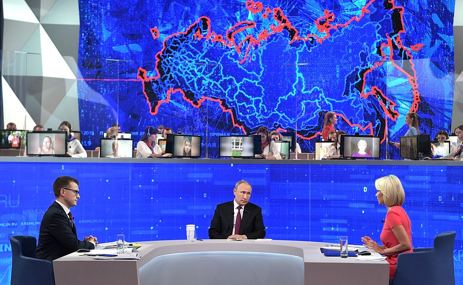 Миллион вопросов и больше четырех часов общения: о чем россияне спросили президента