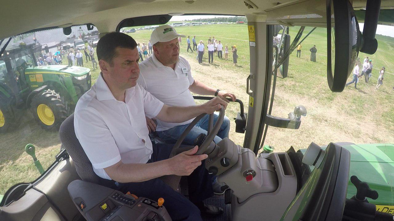 ВИДЕО: Дмитрий Миронов прокатился за рулем трактора в честь Дня поля