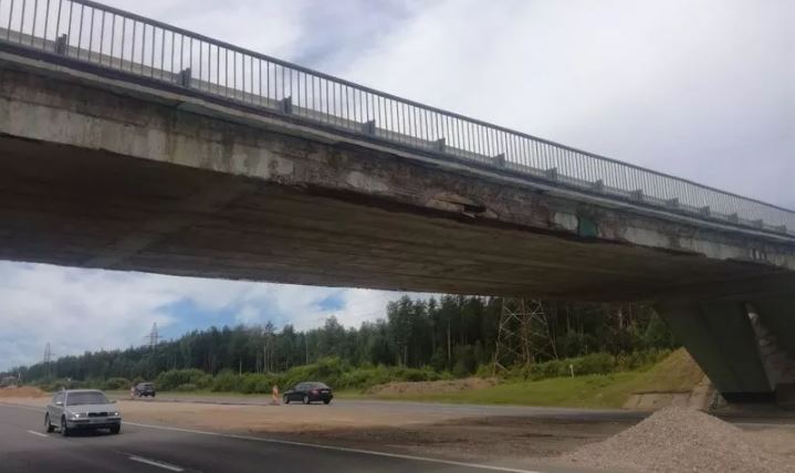 Из-за повреждения моста на трассе М8 под Ярославлем пострадало 15 машин
