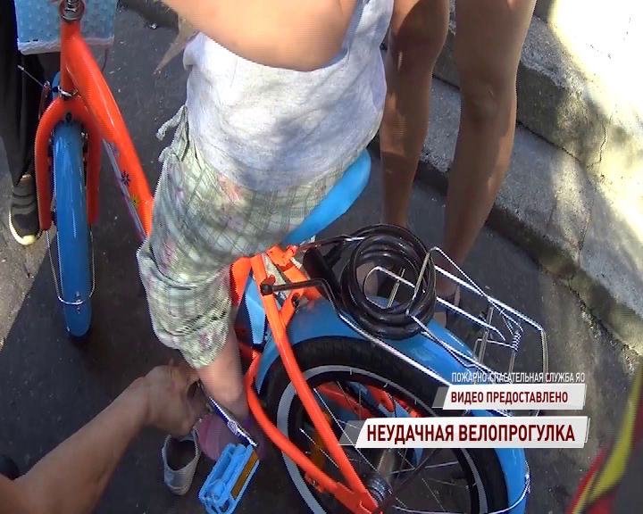 Неудачная велопрогулка: девочке зажало ногу между педалью и рамой