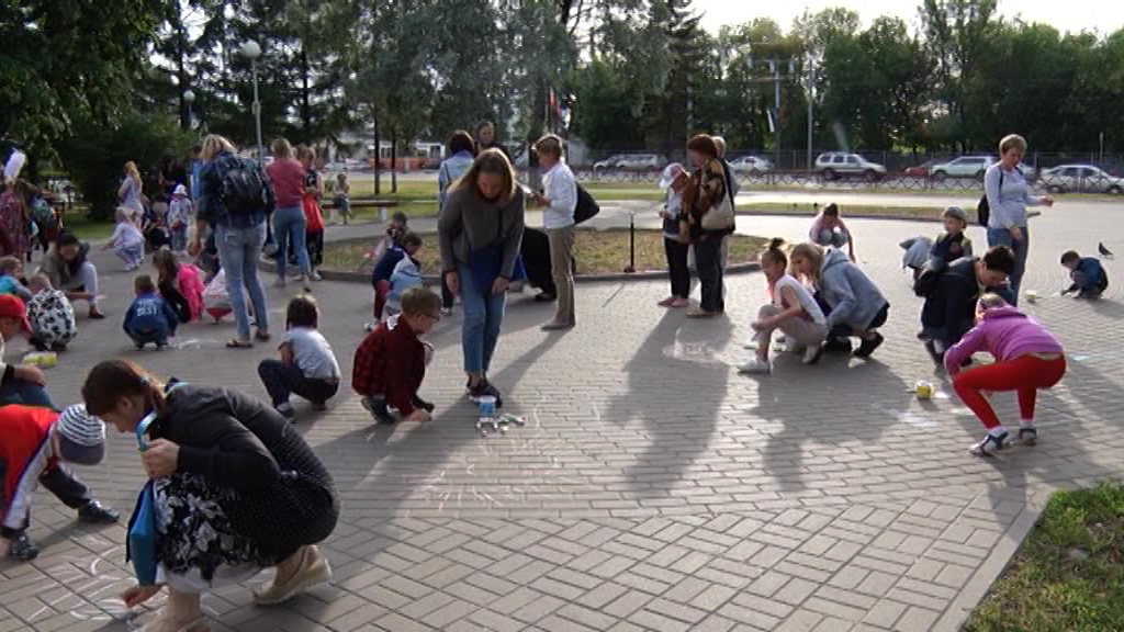 Юные художники разрисовали площадь перед администрацией Фрунзенского района