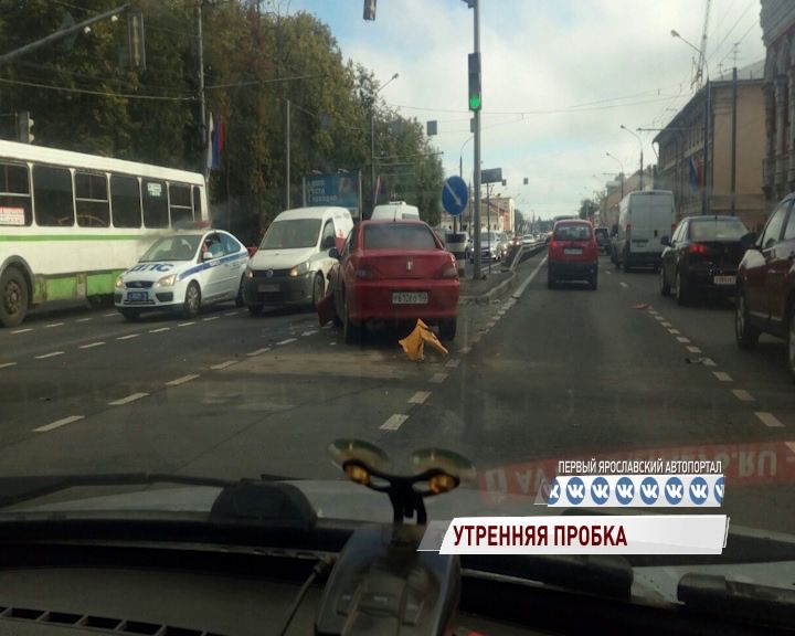 Московский проспект «встал» из-за серьезной аварии с участием такси