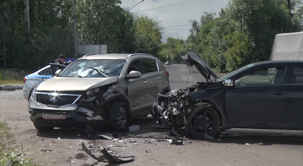 Авто в хлам, водитель в больнице: утром в Ярославле столкнулись две иномарки