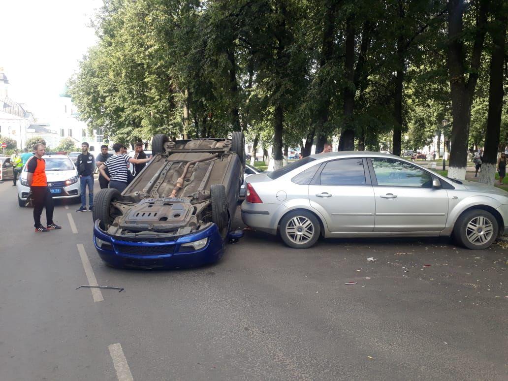 Снова подросток за рулем: в центре Ярославля перевернулась иномарка