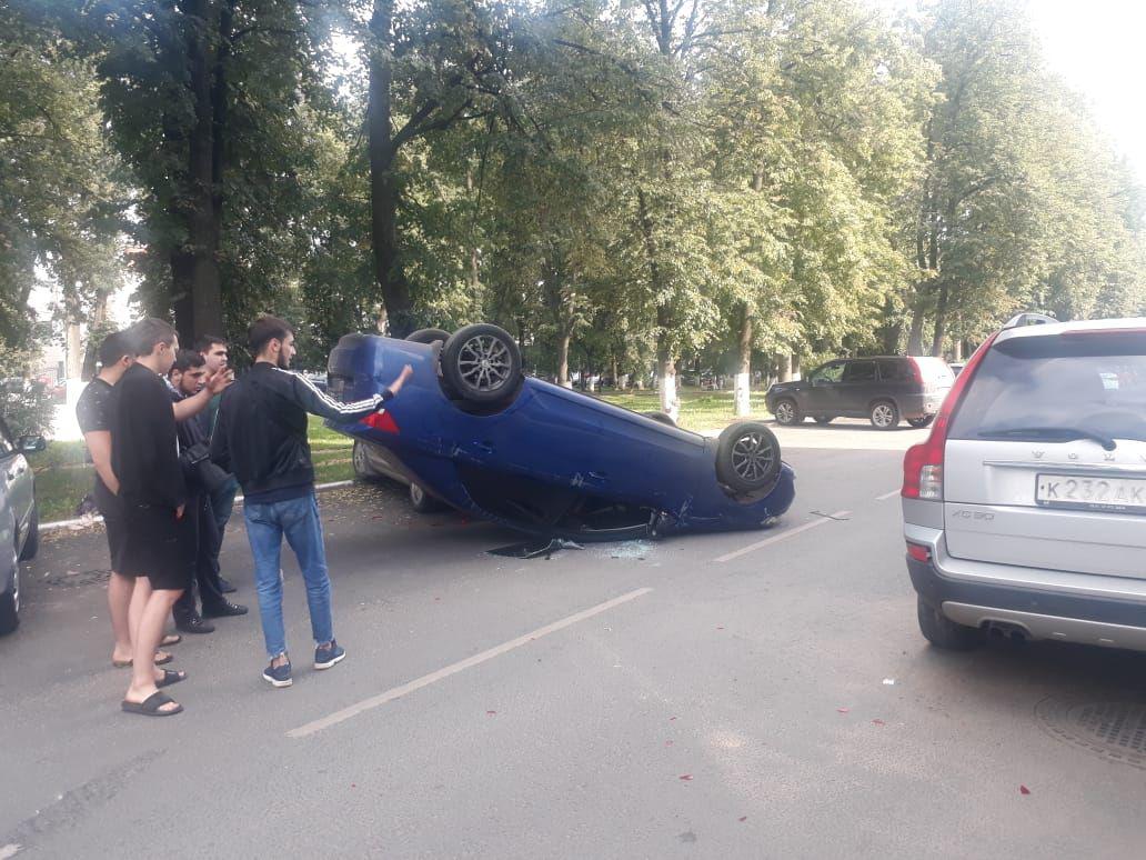 Снова подросток за рулем: в центре Ярославля перевернулась иномарка