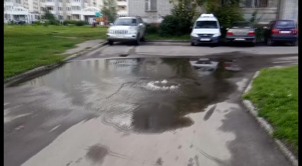 В Заволжском районе из канализации забил гейзер