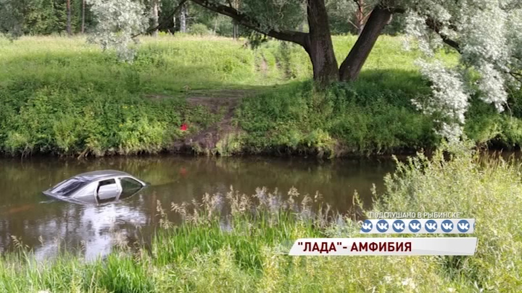 В реке Черемуха в Рыбинском районе плавает автомобиль