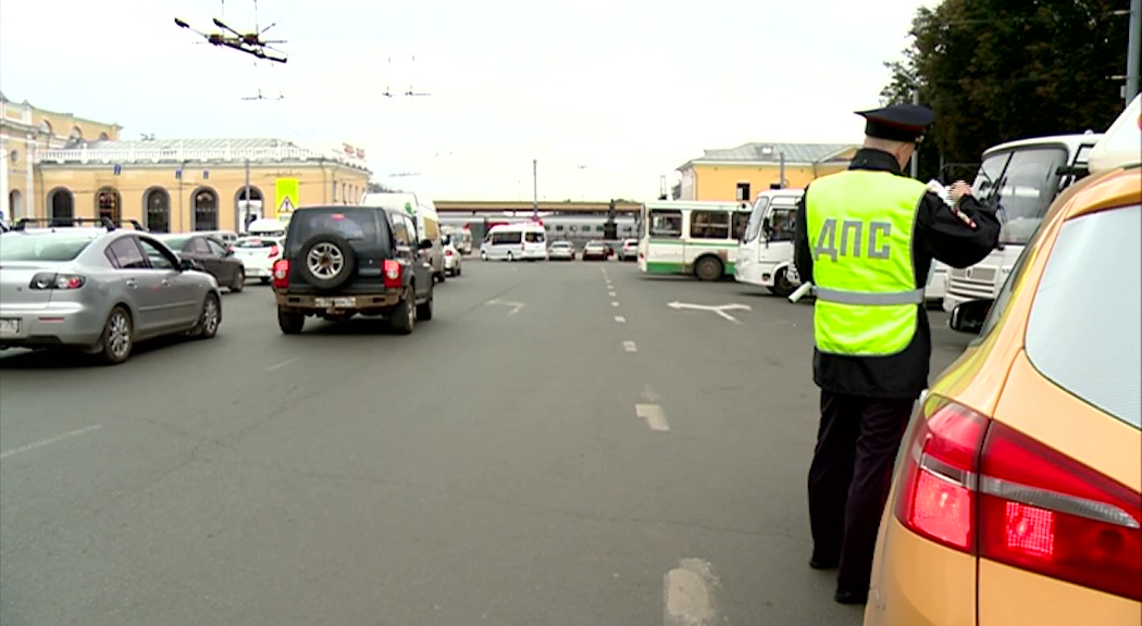 Сотрудники ГИБДД снова устроили «охоту» на таксистов-нарушителей у Ярославля-Главного