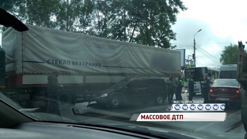 На улице Калинина в Ярославле грузовик «собрал» пять легковушек