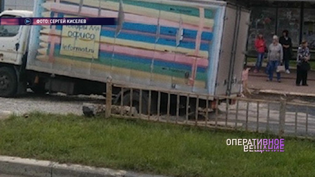 На проспекте Дзержинского грузовик провалился в яму