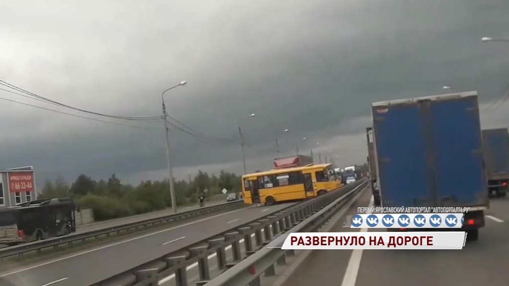 В Ярославле пассажирский автобус столкнулся с фурой