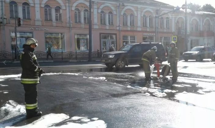 В центре Ярославля у автобуса пробило топливный бак