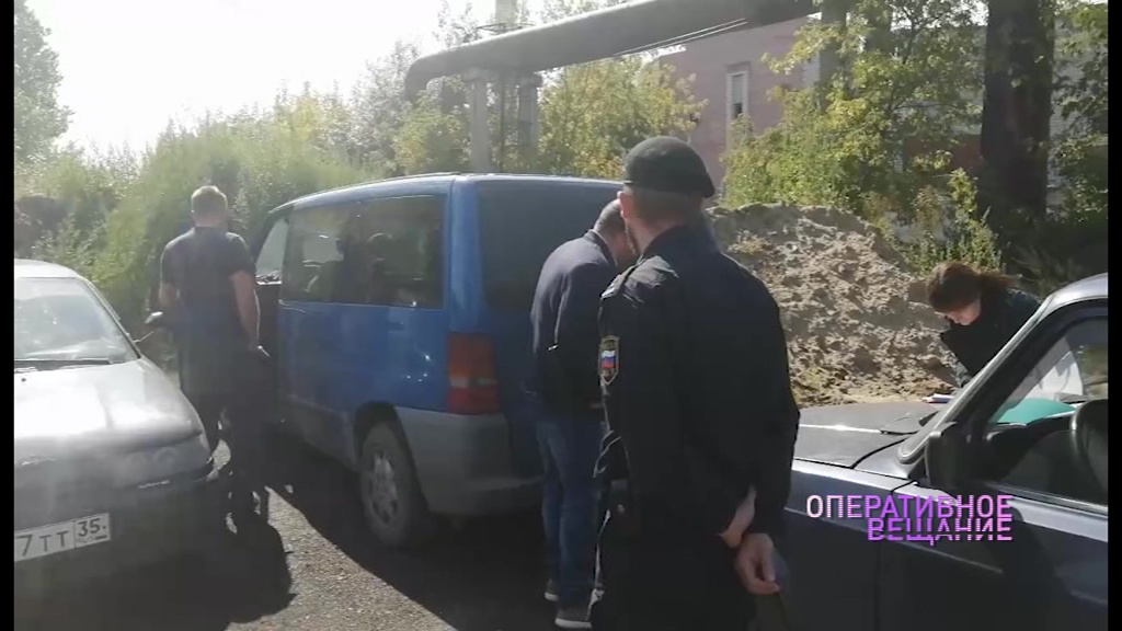 Приставы арестовали служебный микроавтобус за долги по кредитам