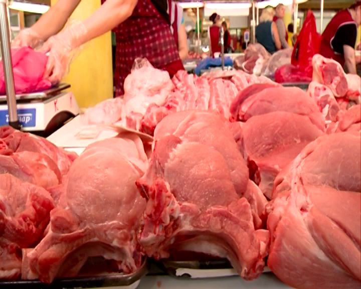 Вся свинина, поступающая на прилавки магазинов, находится на особом контроле ярославских ветеринаров