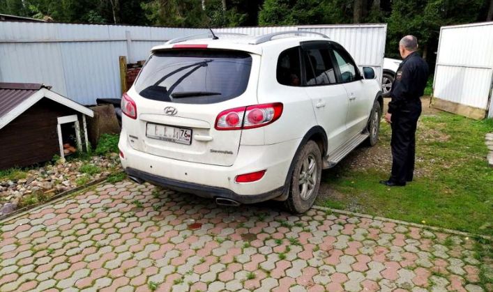 Ярославна спрятала свою машину в огороде от судебных приставов