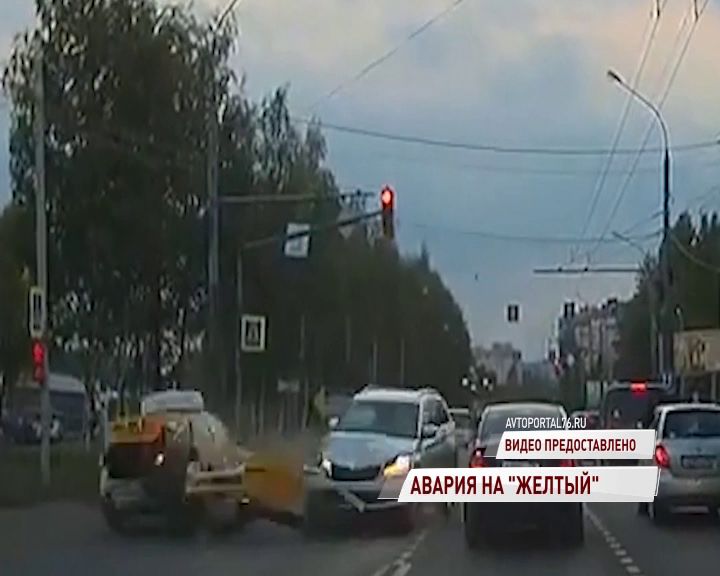 В сети появилось видео тройного ДТП в Ярославле с участием такси