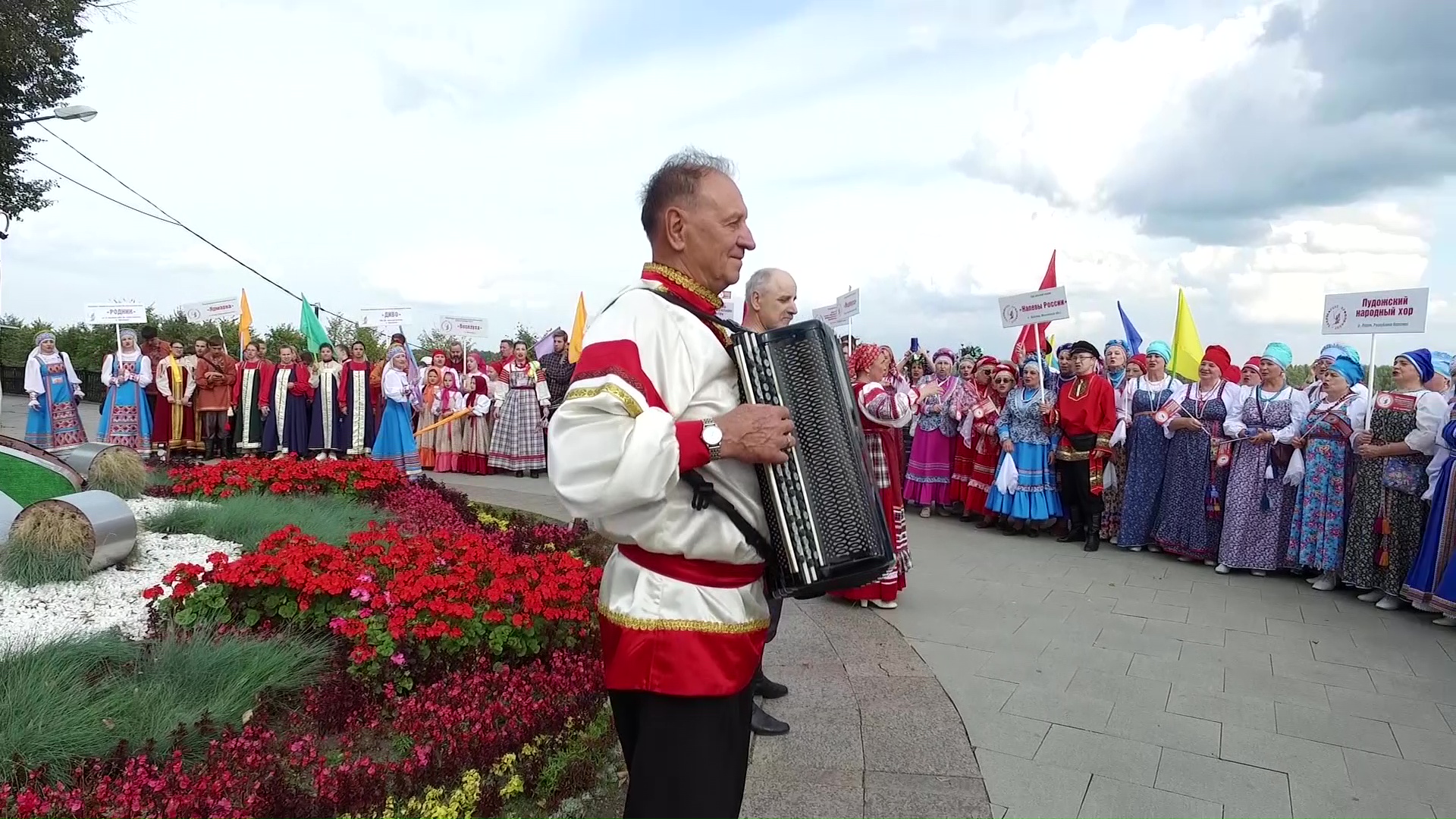 Песни о родине, жизни и любви: по Ярославлю прошел целый парад народных хоров