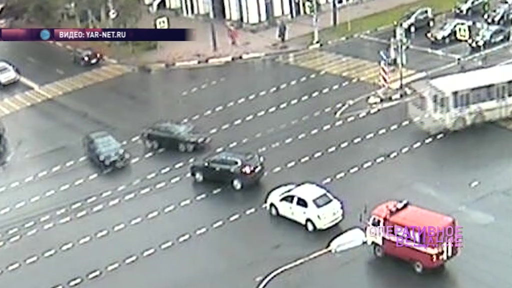 Очень торопился: в Ярославле пешеход попал под колеса автобуса