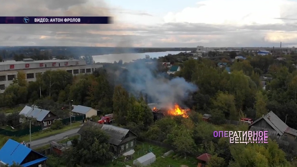 Десятки квадратных метров в огне: в Рыбинске загорелось заброшенное здание