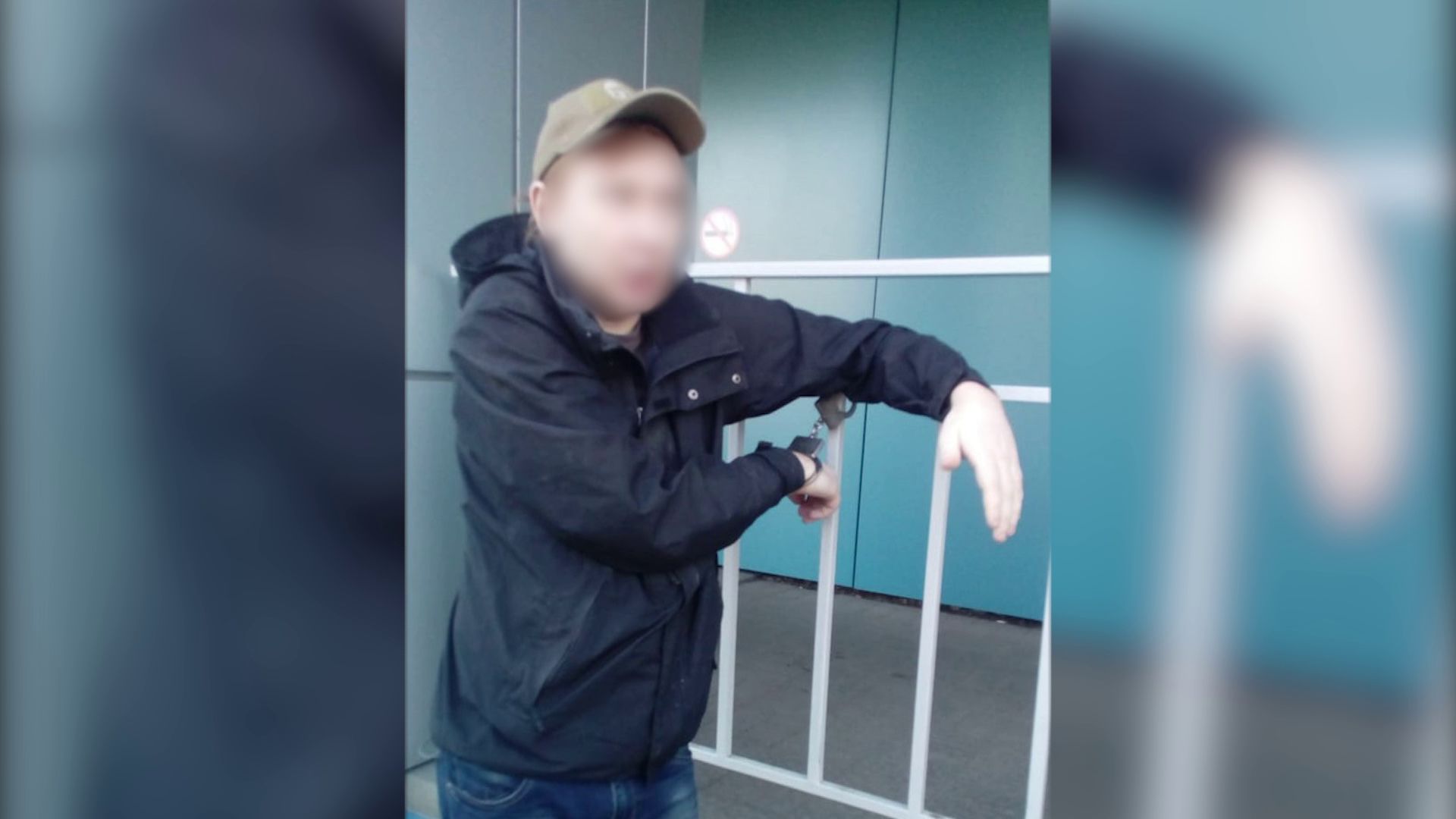 В Брагине рядом с банком задержали подозрительного мужчину в резиновых перчатках и с пистолетом