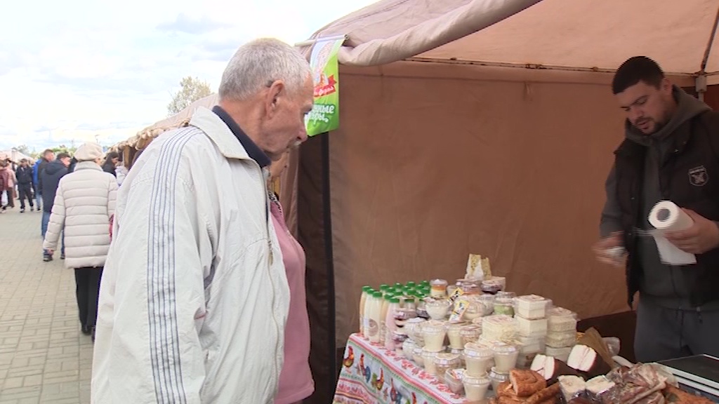 Мед, сыр и другие вкусности: ярославцы попробовали натуральные продукты на «АгроЯрмарке»