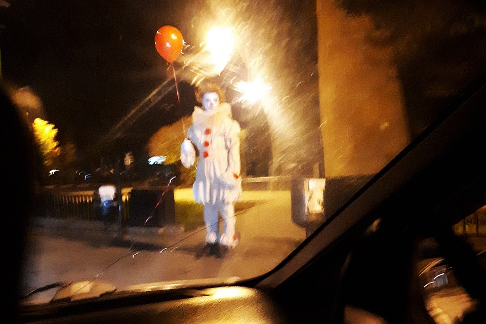 Хочешь шарик? Клоун Пеннивайз прогуливается по улицам Ярославля по ночам