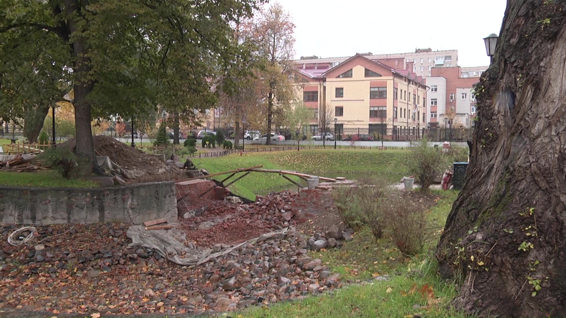 Мостик в Карякинском парке не смогли отреставрировать в срок
