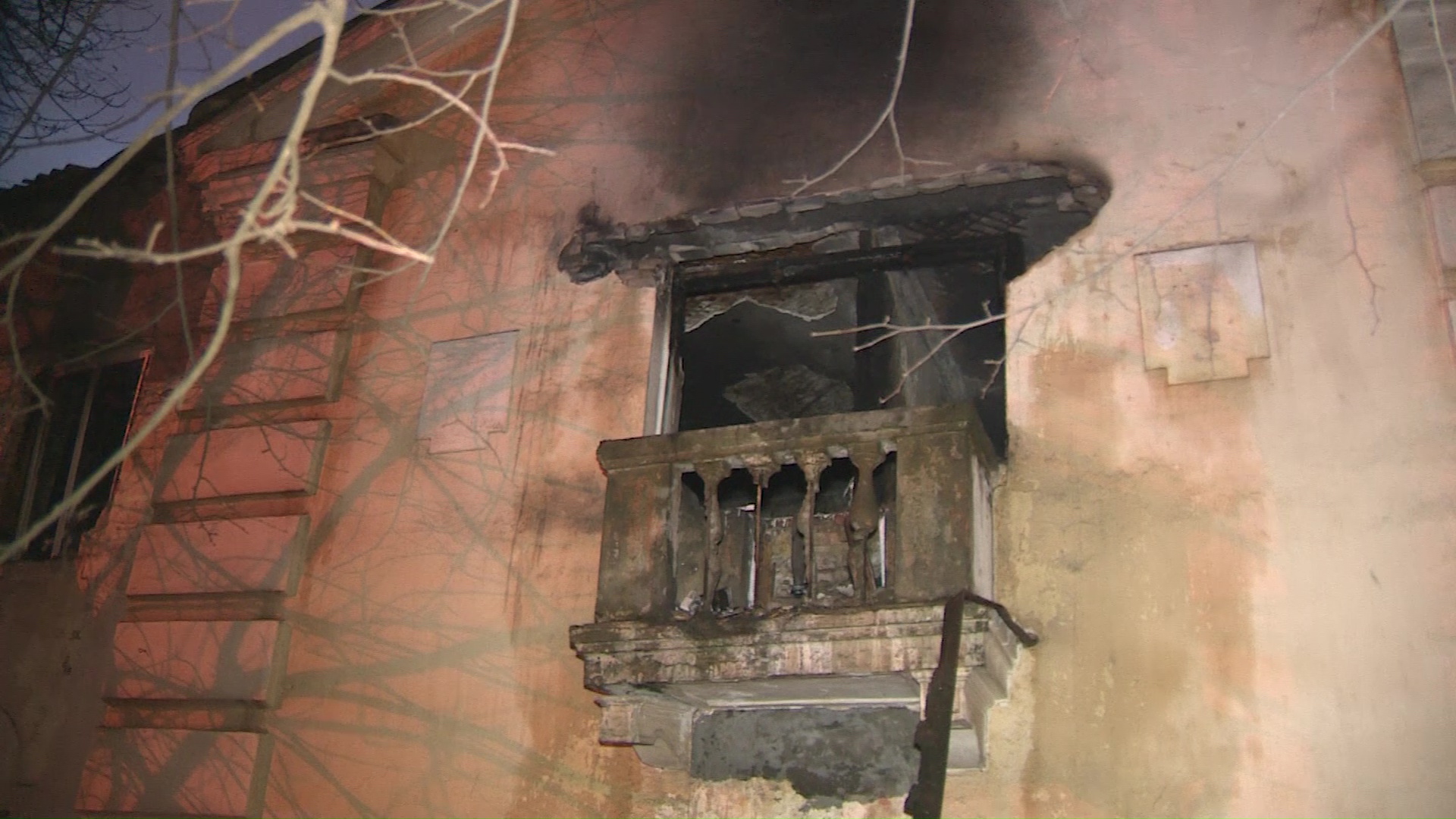 На улице Свердлова загорелся дом, расселенный после прошлого пожара