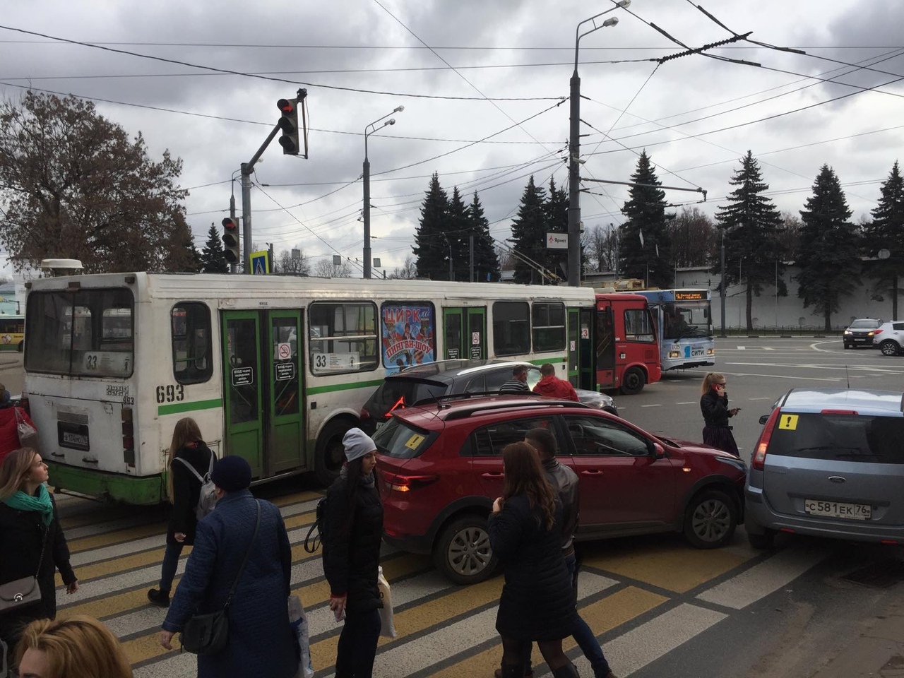 Массовое ДТП заблокировало выезд на Богоявленскую площадь