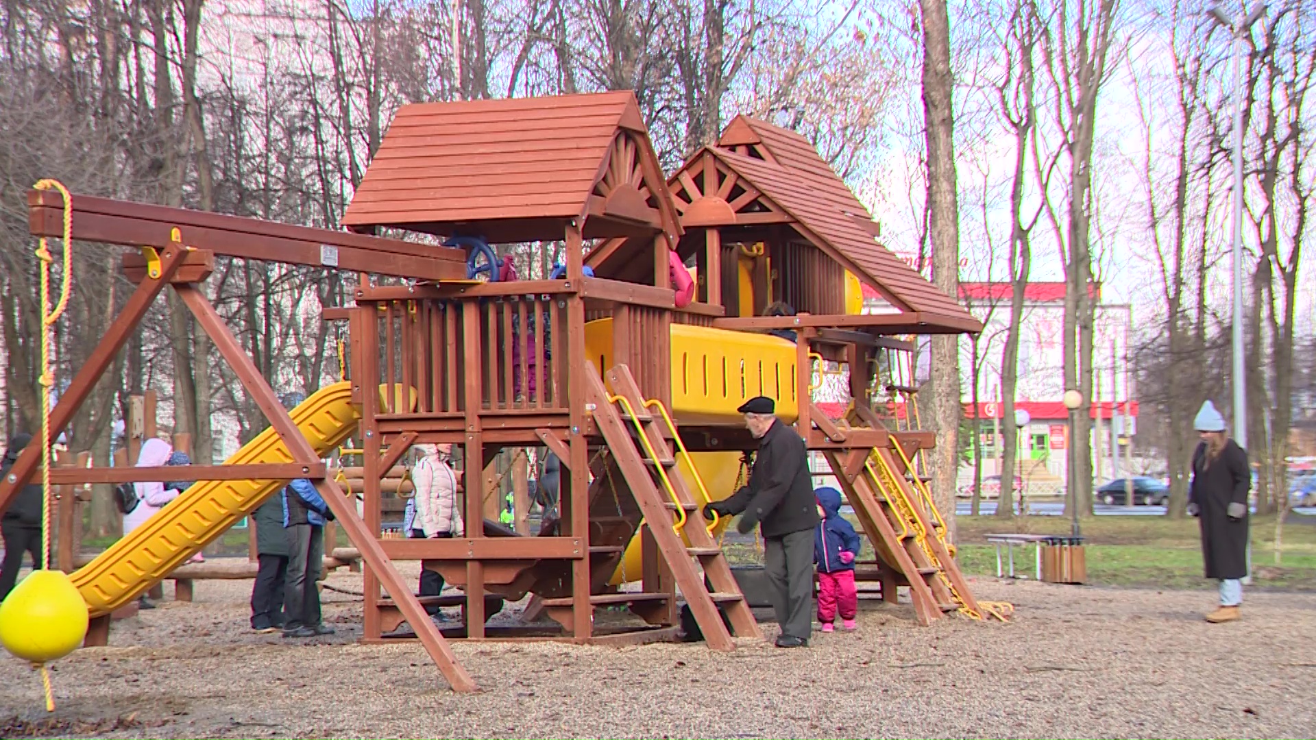 Эксперты назвали новый детский городок в Юбилейном парке небезопасным для детей