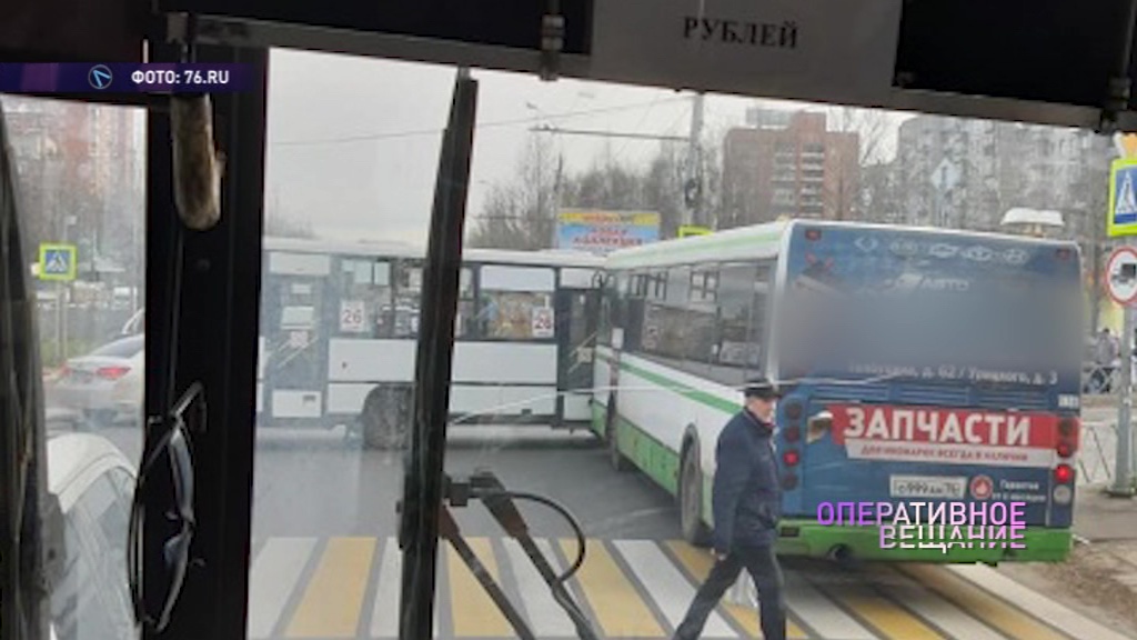 На перекрестке Ленинградский проспект – улица Урицкого столкнулись автобус и маршрутка