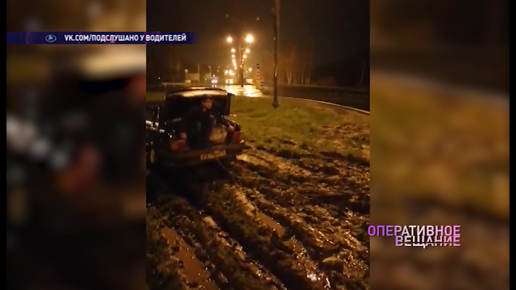 На Костромском шоссе несколько автомобилей оказались в плену грязи