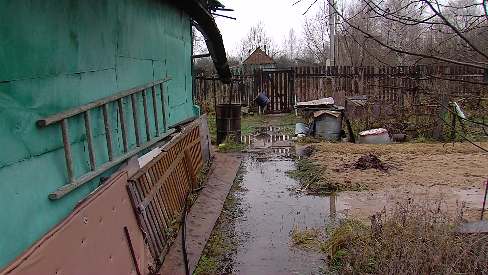 Большая вода в городе: в Красноперекопком районе затопило участок частного дома