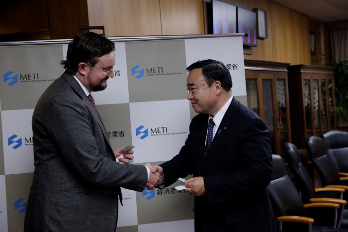 Дмитрий Миронов встретился с министром экономики, торговли и промышленности Японии