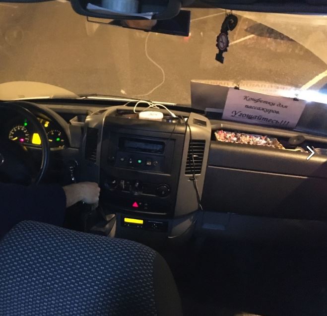 Водитель ярославской маршрутки угощает пассажиров конфетами