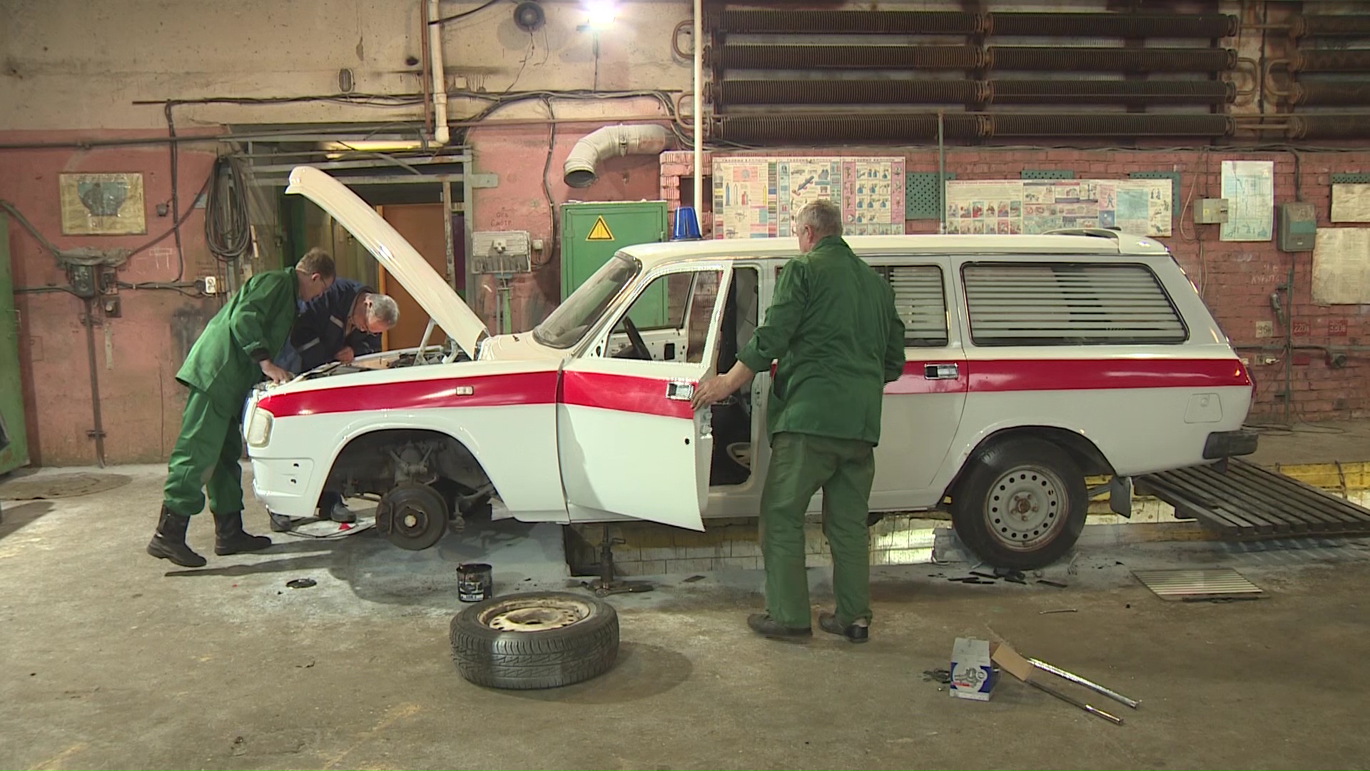На ярославской станции скорой помощи восстанавливают старый медицинский автомобиль