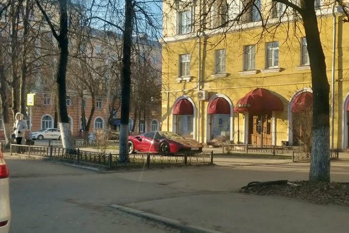 Ярославцы осудили водителя “Феррари”, припарковавшегося на тротуаре